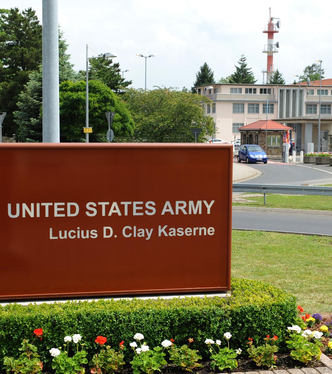 Ein Schild mit der Aufschrift «Lucius D. Clay Kaserne» am 14.06.2012 vor dem Haupttor der US-Kaserne.