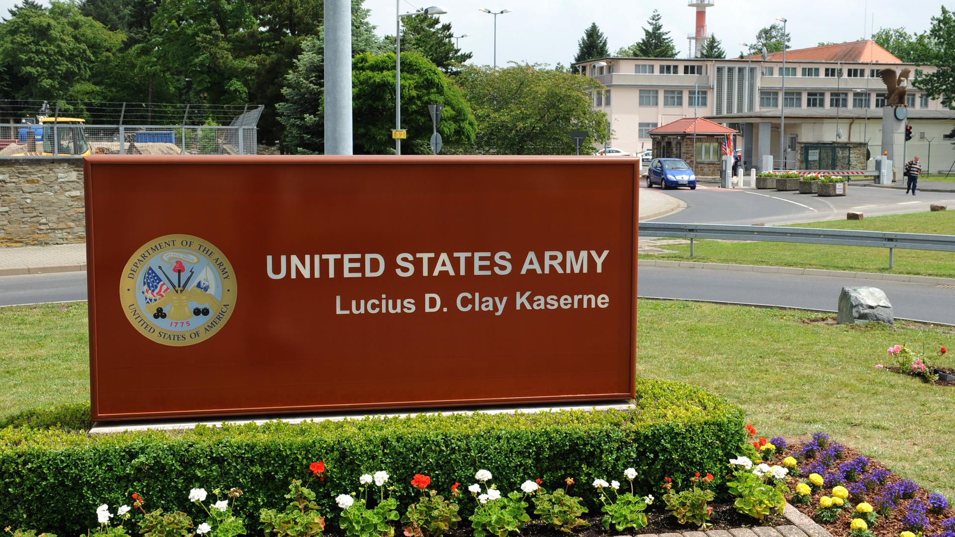 Ein Schild mit der Aufschrift «Lucius D. Clay Kaserne» am 14.06.2012 vor dem Haupttor der US-Kaserne.