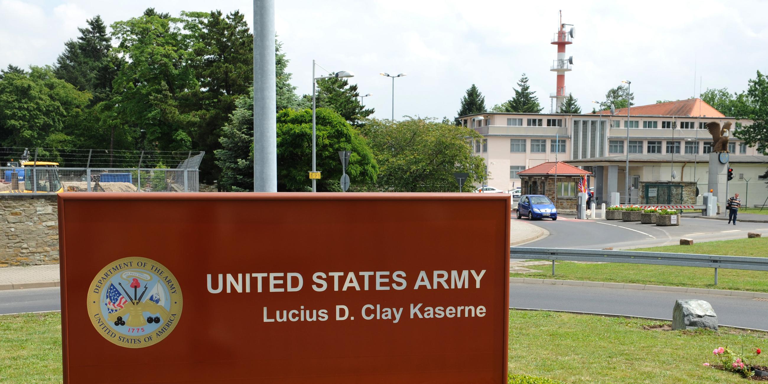 Ein Schild mit der Aufschrift «Lucius D. Clay Kaserne» am 14.06.2012 vor dem Haupttor der US-Kaserne.
