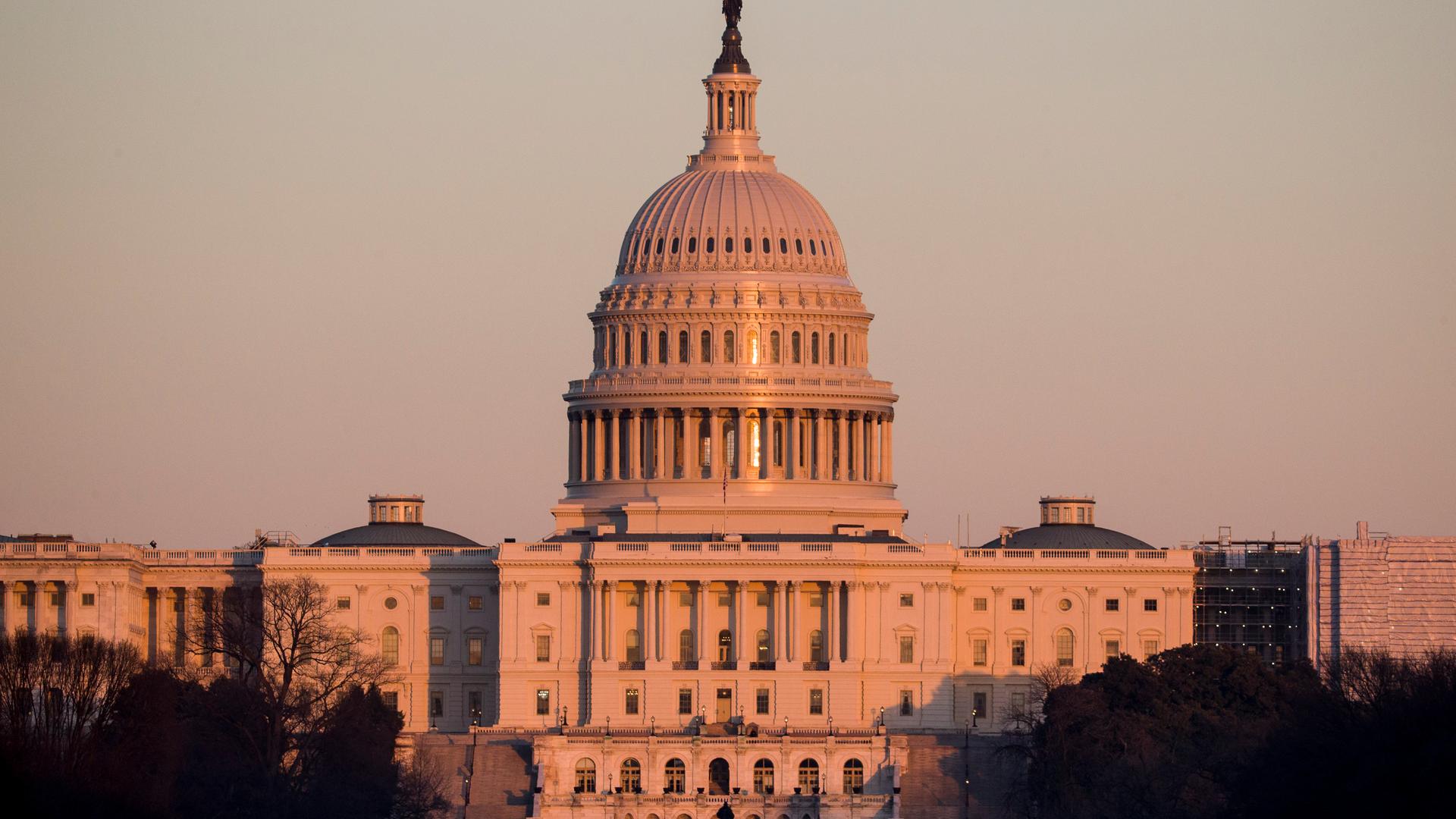 USA, Washington: Das Licht der untergehenden Sonne scheint auf das Kapitol.