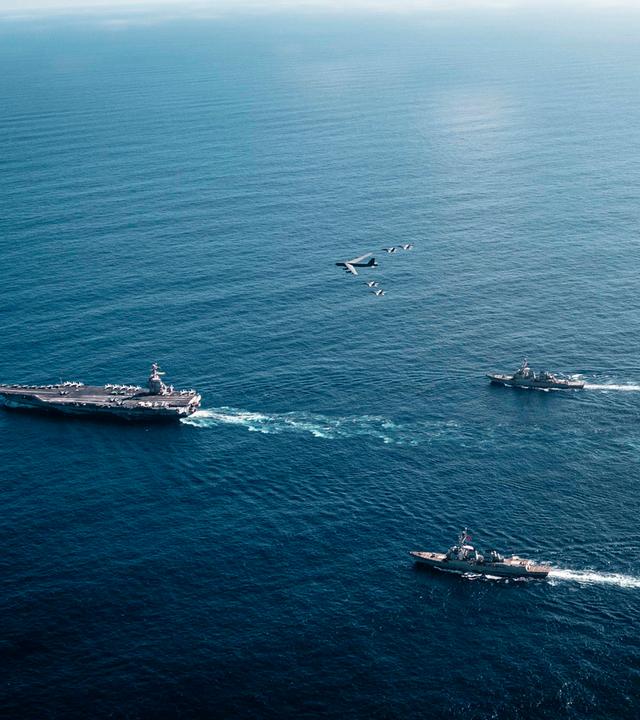 Die „Gerald R. Ford“-Trägerschlaggruppe der US-Marine, bestehend aus dem Flaggschiff USS Gerald R. Ford (CVN 78) (links), der USS Winston S. Churchill (DDG 81) (vorne) und der USS Mahan (DDG 72) (hinten), die USS Bainbridge (DDG 96).