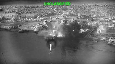Videoaufnahme zeigt Explosionen im iranischen Marinestützpunkt Bandar Abbas nach einem Angriff mit unbemannten Überwasserdrohnen des US-Militärs.