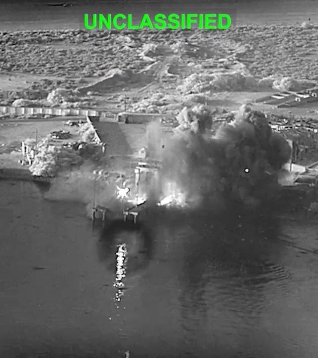 Videoaufnahme zeigt Explosionen im iranischen Marinestützpunkt Bandar Abbas nach einem Angriff mit unbemannten Überwasserdrohnen des US-Militärs.
