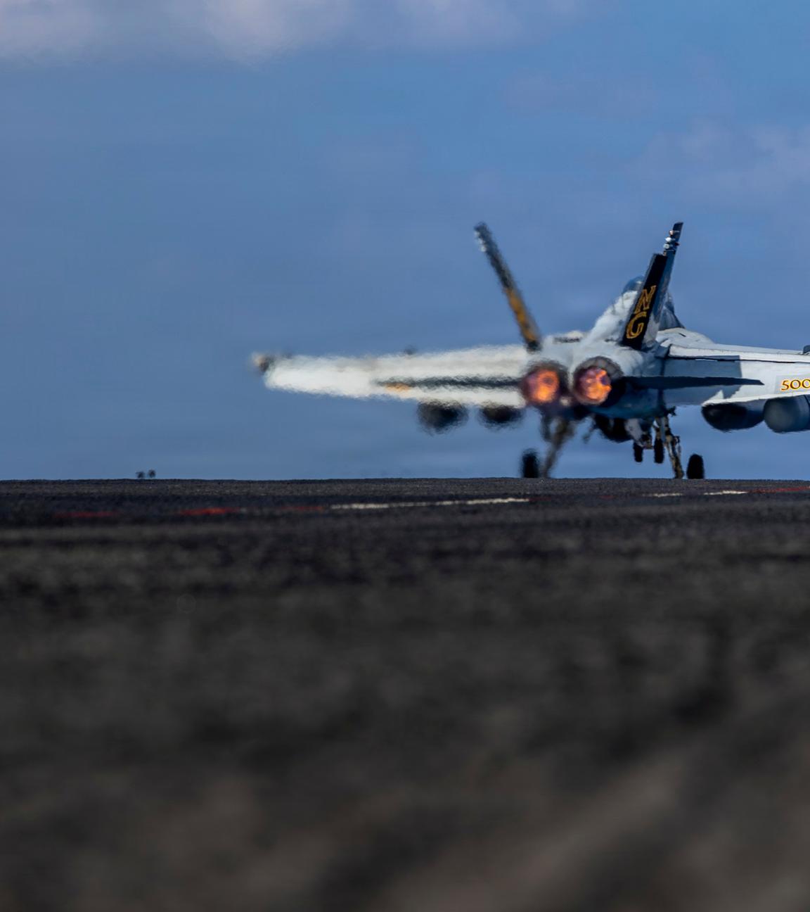 Archiv: Kampfflugzeug beim Start vom Flugdeck des nuklearbetriebenen Flugzeugträgers USS Abraham Lincoln