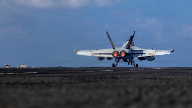 Archiv: Kampfflugzeug beim Start vom Flugdeck des nuklearbetriebenen Flugzeugträgers USS Abraham Lincoln