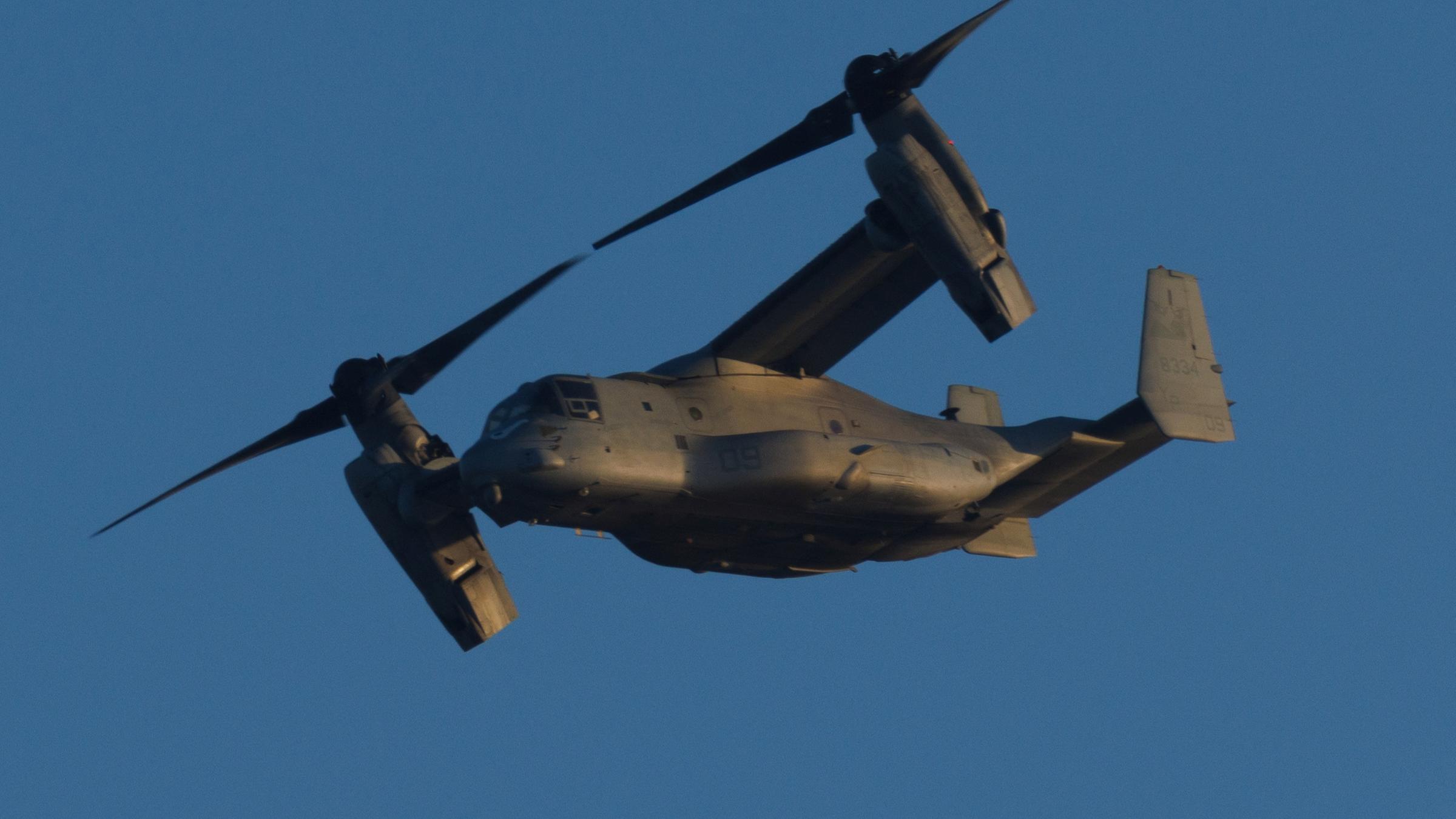 Archiv: Eine V-22 Osprey des US-Militärs fliegt neben der Marinestation North Island in San Diego