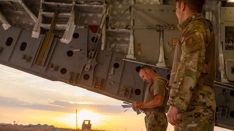 us-streitkraefte checken beladung einer frachtmaschine