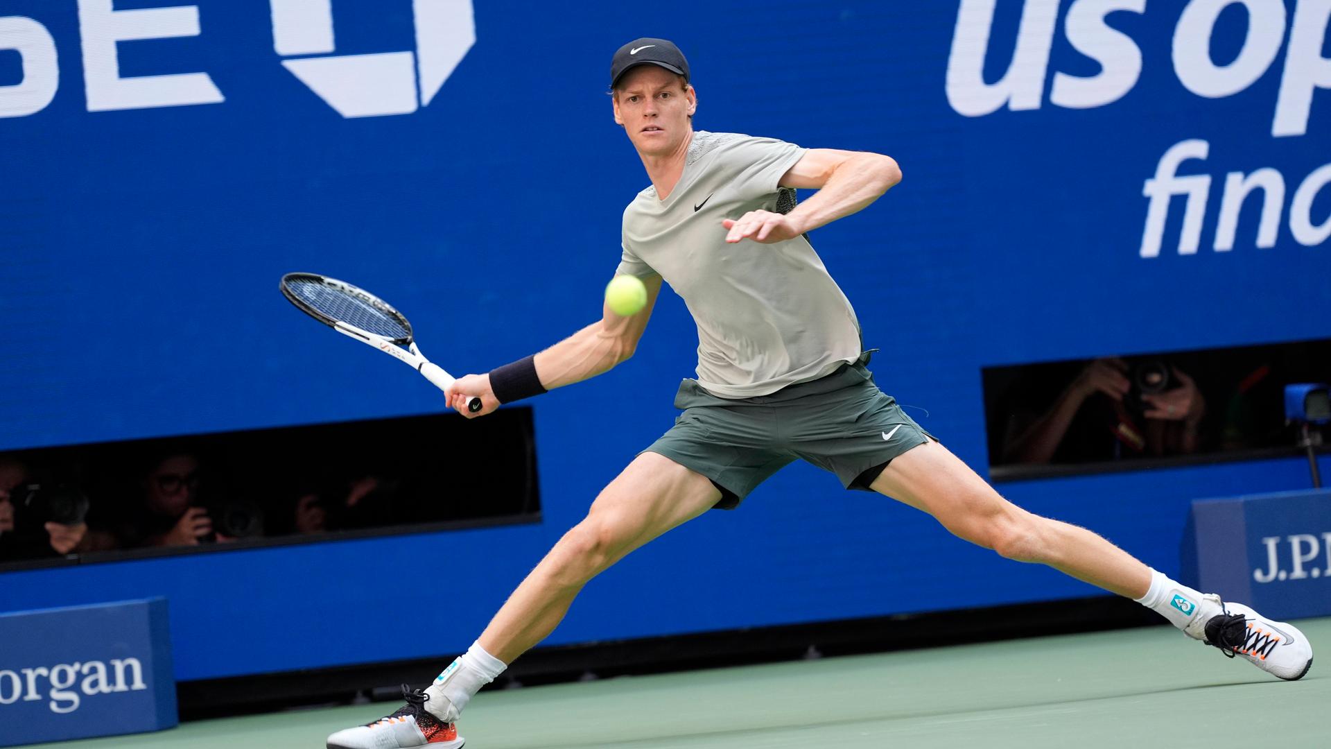 Der Italiener Jannik Sinner in Aktion beim Finale der Männer gegen den US-Amerikaner Taylor Fritz.