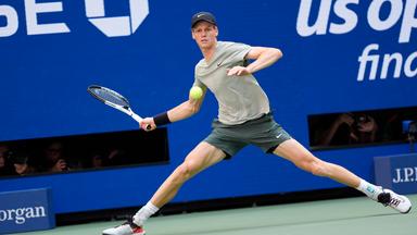Der Italiener Jannik Sinner in Aktion beim Finale der Männer gegen den US-Amerikaner Taylor Fritz.