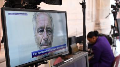 Ein Fahndungsfoto von Jeffrey Epstein, dem ehemaligen Finanzier und verurteilten Sexualstraftäter, ist am 16. 7. 2025 auf einem Fernseher im US-Kapitol in Washington, D.C. zu sehen. 