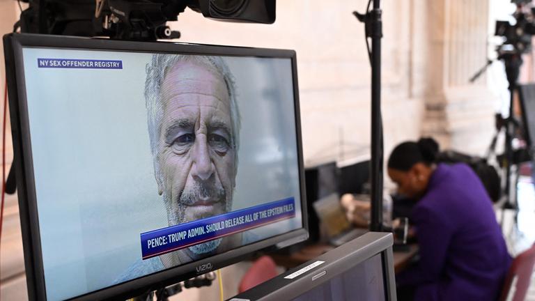 Ein Fahndungsfoto von Jeffrey Epstein, dem ehemaligen Finanzier und verurteilten Sexualstraftäter, ist am 16. 7. 2025 auf einem Fernseher im US-Kapitol in Washington, D.C. zu sehen. 