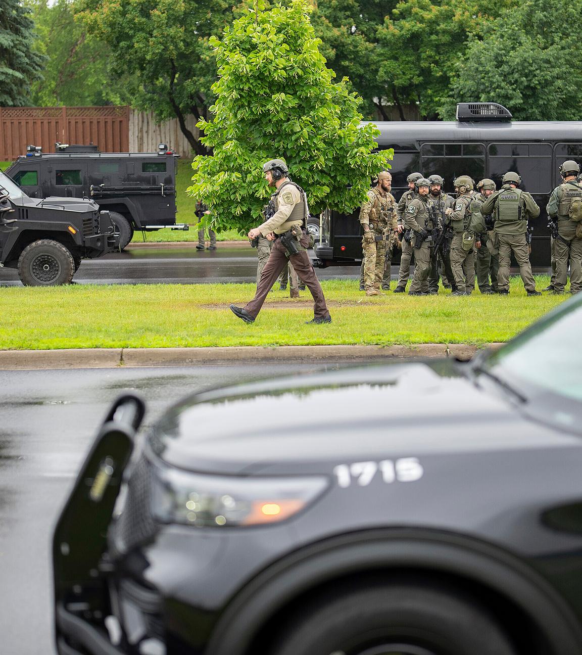 Beamte der Strafverfolgungsbehörden in der Nähe des Unglücksorts in Brooklyn Park, Minnesota, aufgenommen am 14.06.2025
