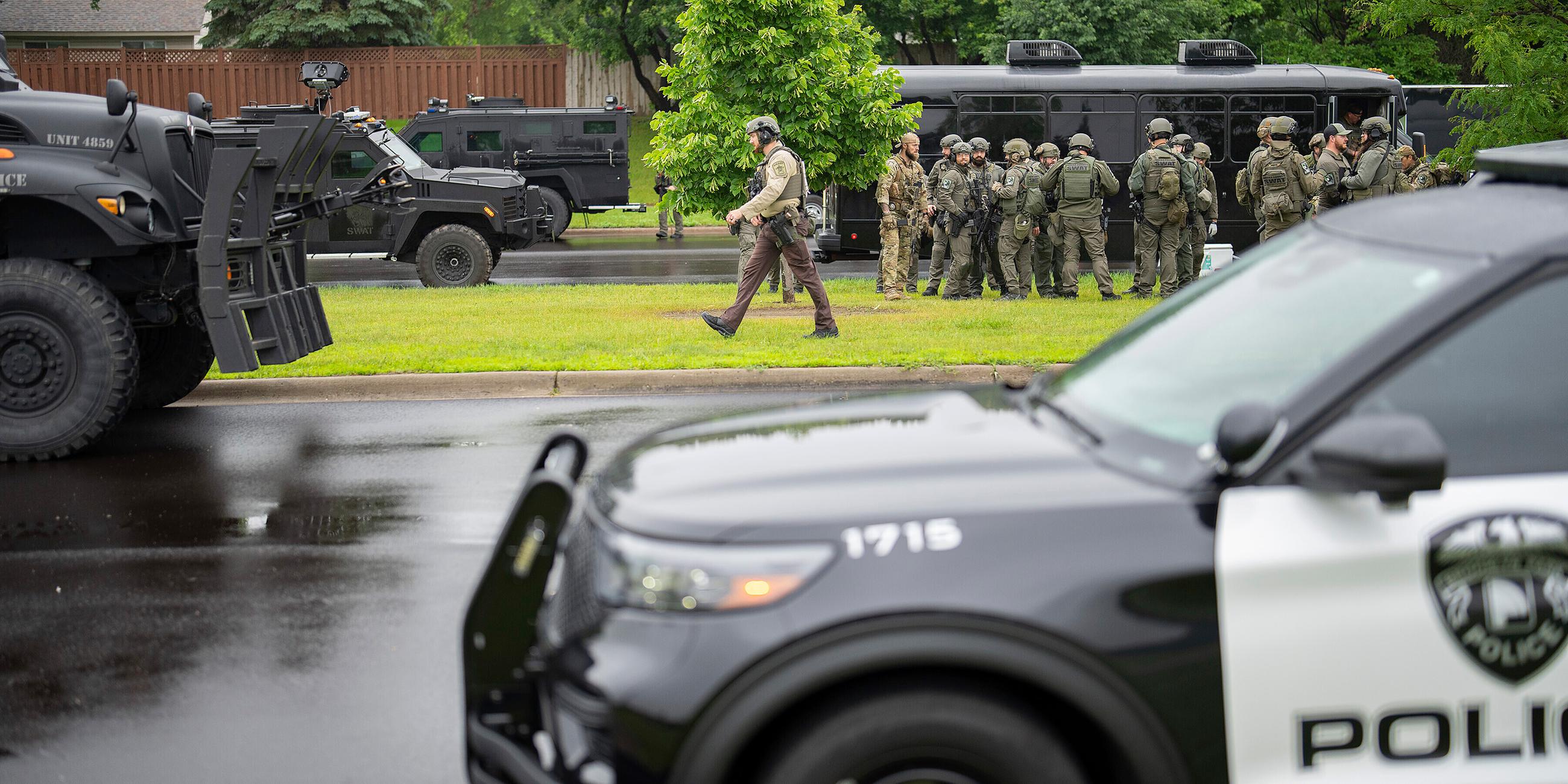 Beamte der Strafverfolgungsbehörden in der Nähe des Unglücksorts in Brooklyn Park, Minnesota, aufgenommen am 14.06.2025