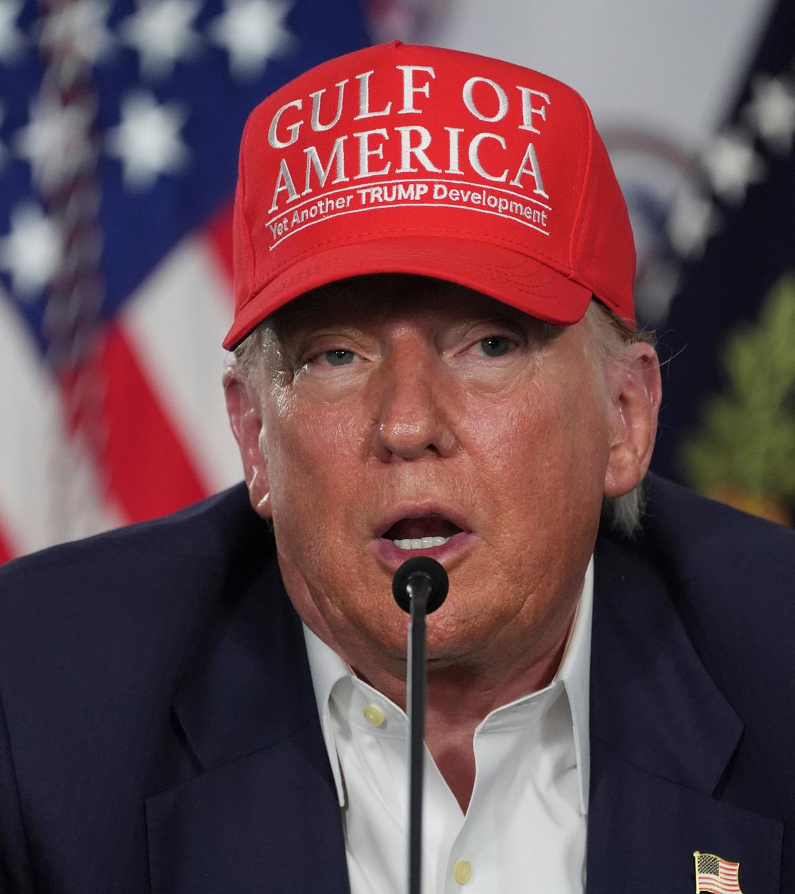 USA, Ochopee: US-Präsident Donald Trump spricht während eines Rundtischgesprächs in "Alligator Alcatraz", einer neuen Haftanstalt für Migranten in der Dade-Collier-Ausbildungs- und Übergangseinrichtung.