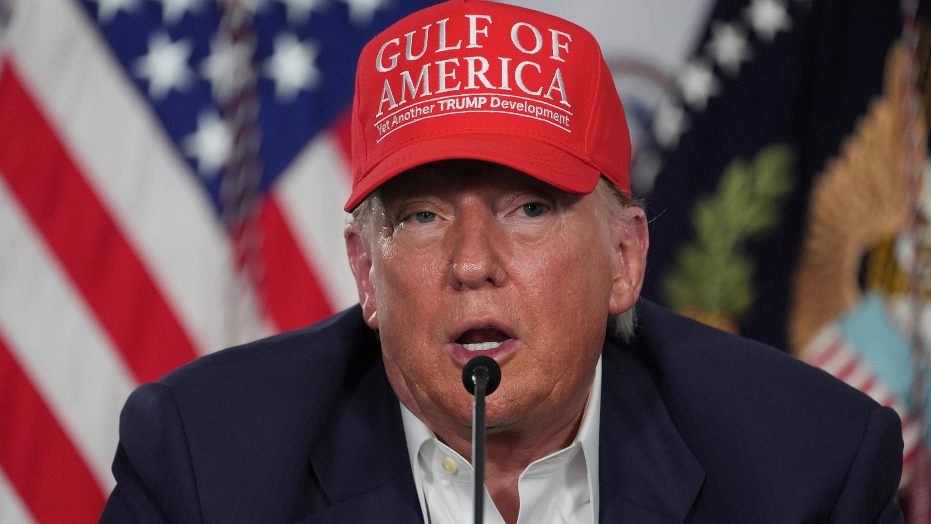 USA, Ochopee: US-Präsident Donald Trump spricht während eines Rundtischgesprächs in "Alligator Alcatraz", einer neuen Haftanstalt für Migranten in der Dade-Collier-Ausbildungs- und Übergangseinrichtung.