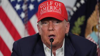 USA, Ochopee: US-Präsident Donald Trump spricht während eines Rundtischgesprächs in "Alligator Alcatraz", einer neuen Haftanstalt für Migranten in der Dade-Collier-Ausbildungs- und Übergangseinrichtung.