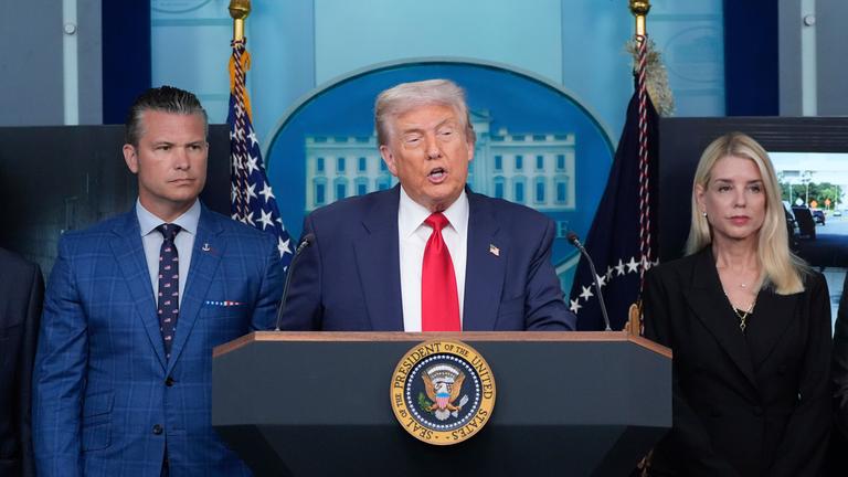 Präsident Donald Trump spricht mit Reportern im James Brady Press Briefing Room im Weißen Haus