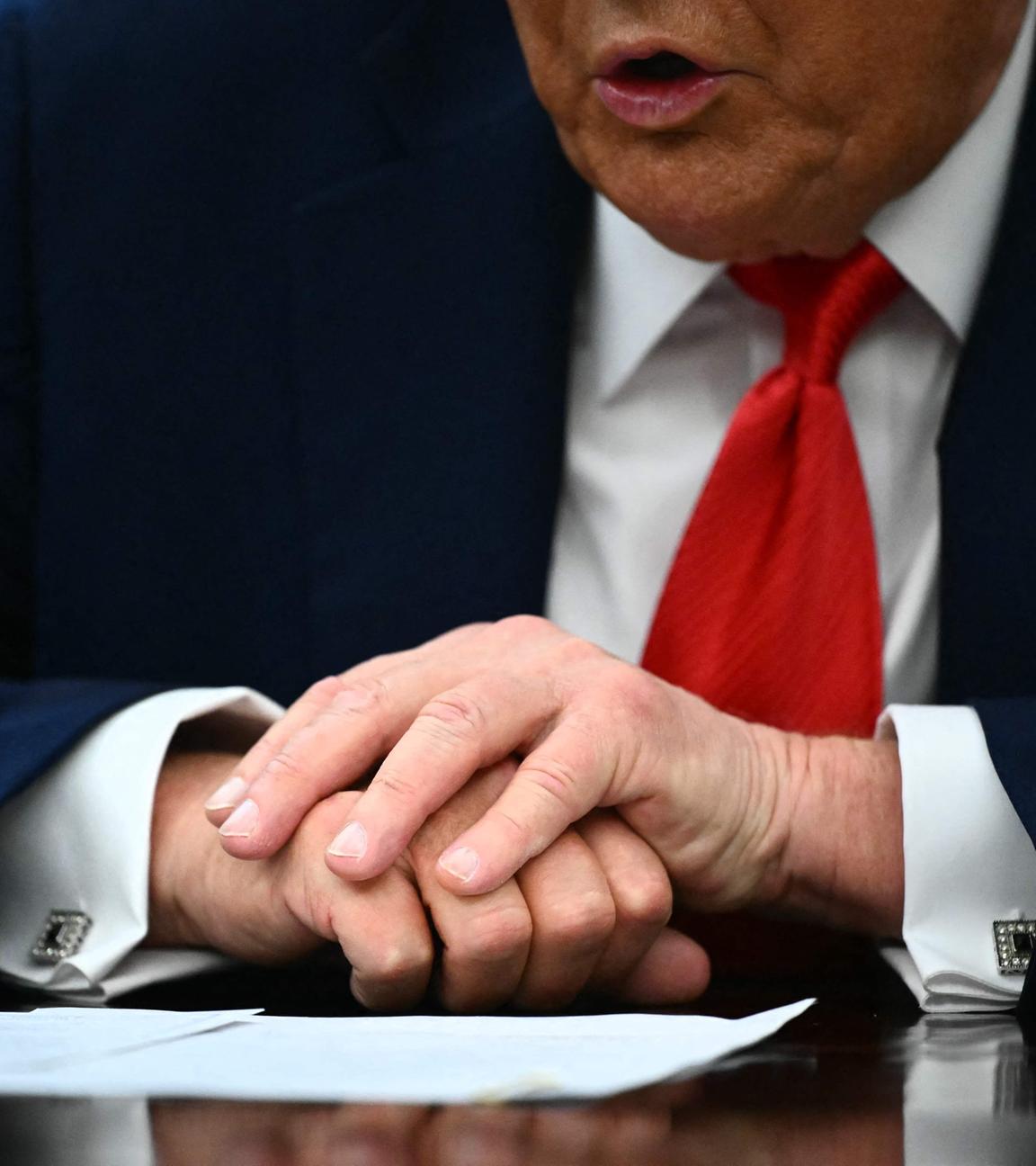 Symbolbild: Eine Detailansicht der Hände von US-Präsident Donald Trump, als er am 25. 8. 2025 im Oval Office des Weißen Hauses in Washington, DC, mit der Presse spricht