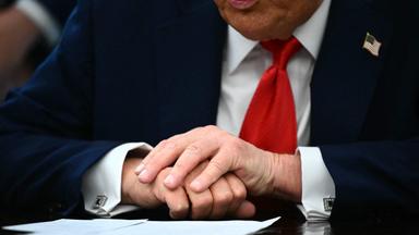 Symbolbild: Eine Detailansicht der Hände von US-Präsident Donald Trump, als er am 25. 8. 2025 im Oval Office des Weißen Hauses in Washington, DC, mit der Presse spricht