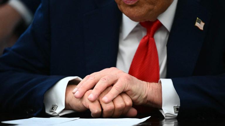 Symbolbild: Eine Detailansicht der Hände von US-Präsident Donald Trump, als er am 25. 8. 2025 im Oval Office des Weißen Hauses in Washington, DC, mit der Presse spricht