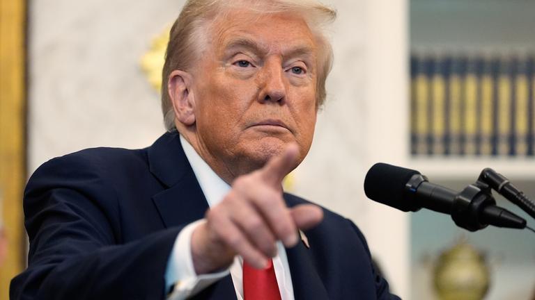 Archiv: US-Präsident Donald Trump gestikuliert im Oval Office des Weißen Hauses.