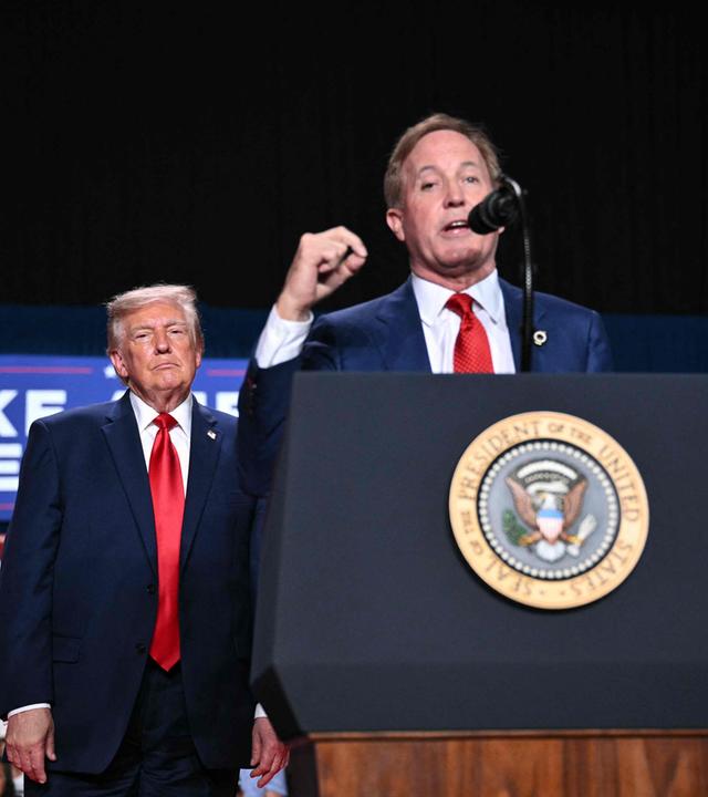 US-Präsident Donald Trump (l.) hört zu, während der republikanische Kandidat für den US-Senat, Ken Paxton, bei einer Wahlkampfveranstaltung im Freeman Coliseum in San Antonio, Texas, spricht.