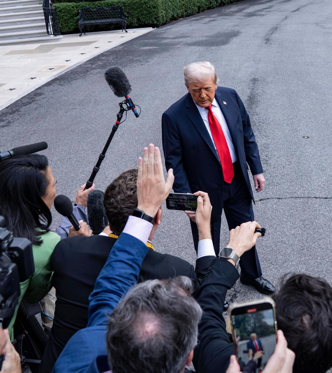 US-Präsident Donald J. Trump spricht zu Medienvertretern