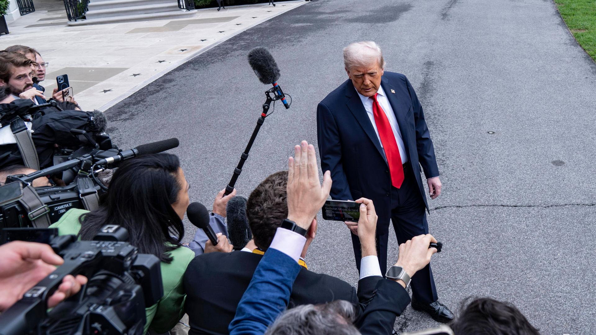 US-Präsident Donald J. Trump spricht zu Medienvertretern