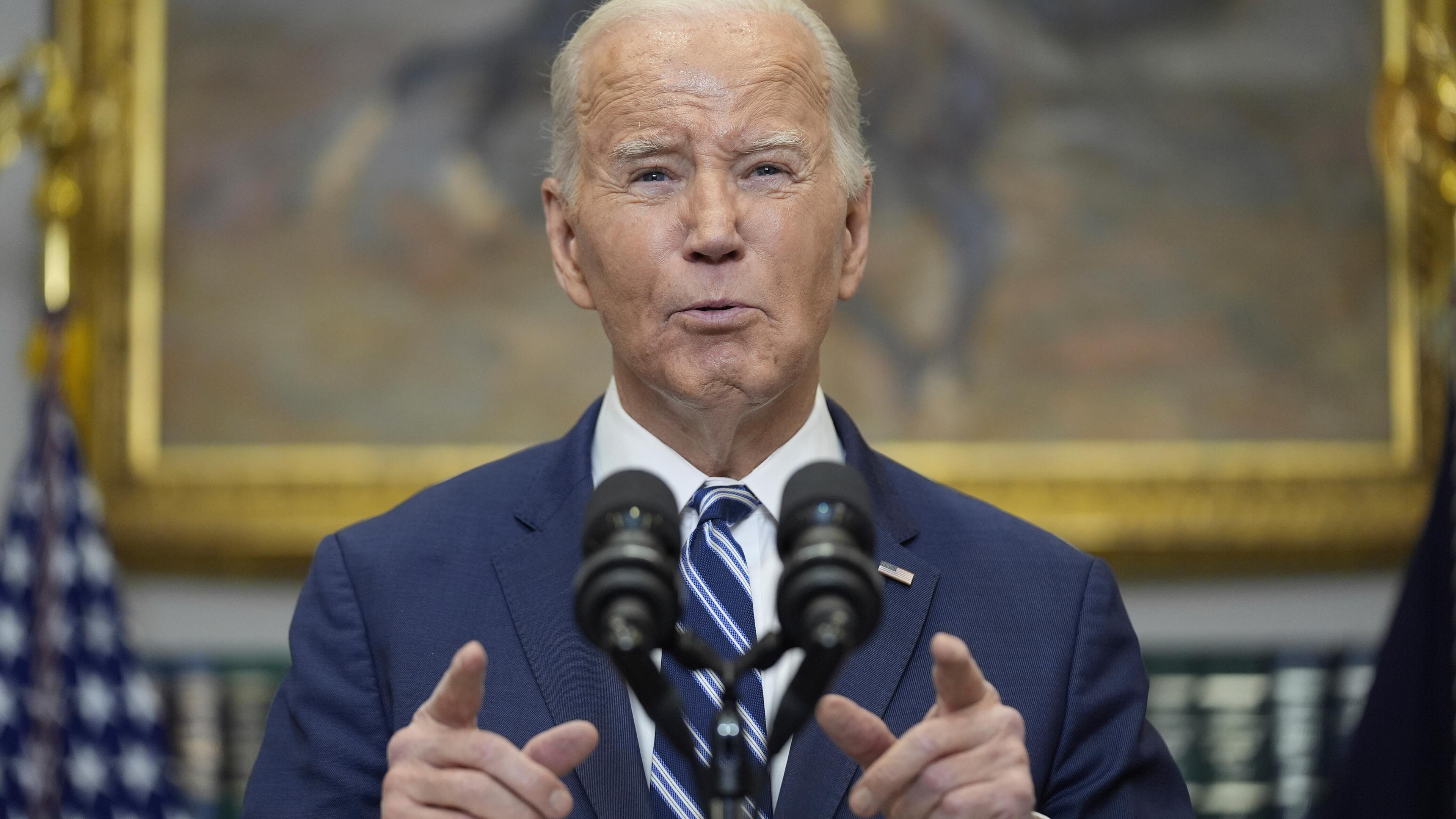 USA, Washington: Joe Biden, Präsident der USA, hält eine Rede zum Tod des russischen Oppositionellen Nawalny im Roosevelt Room des Weißen Hauses.