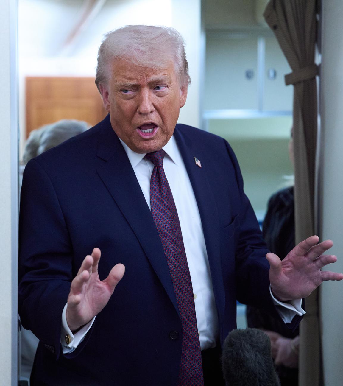 US-Präsident Donald Trump spricht mit Reportern an Bord der Air Force One