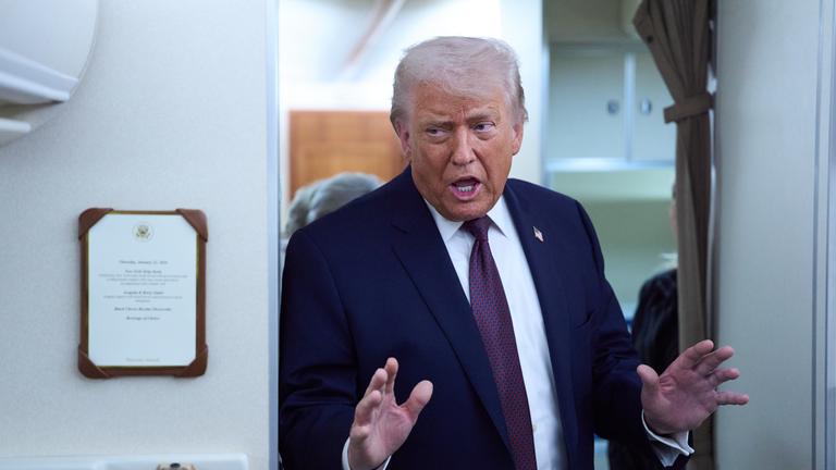 US-Präsident Donald Trump spricht mit Reportern an Bord der Air Force One