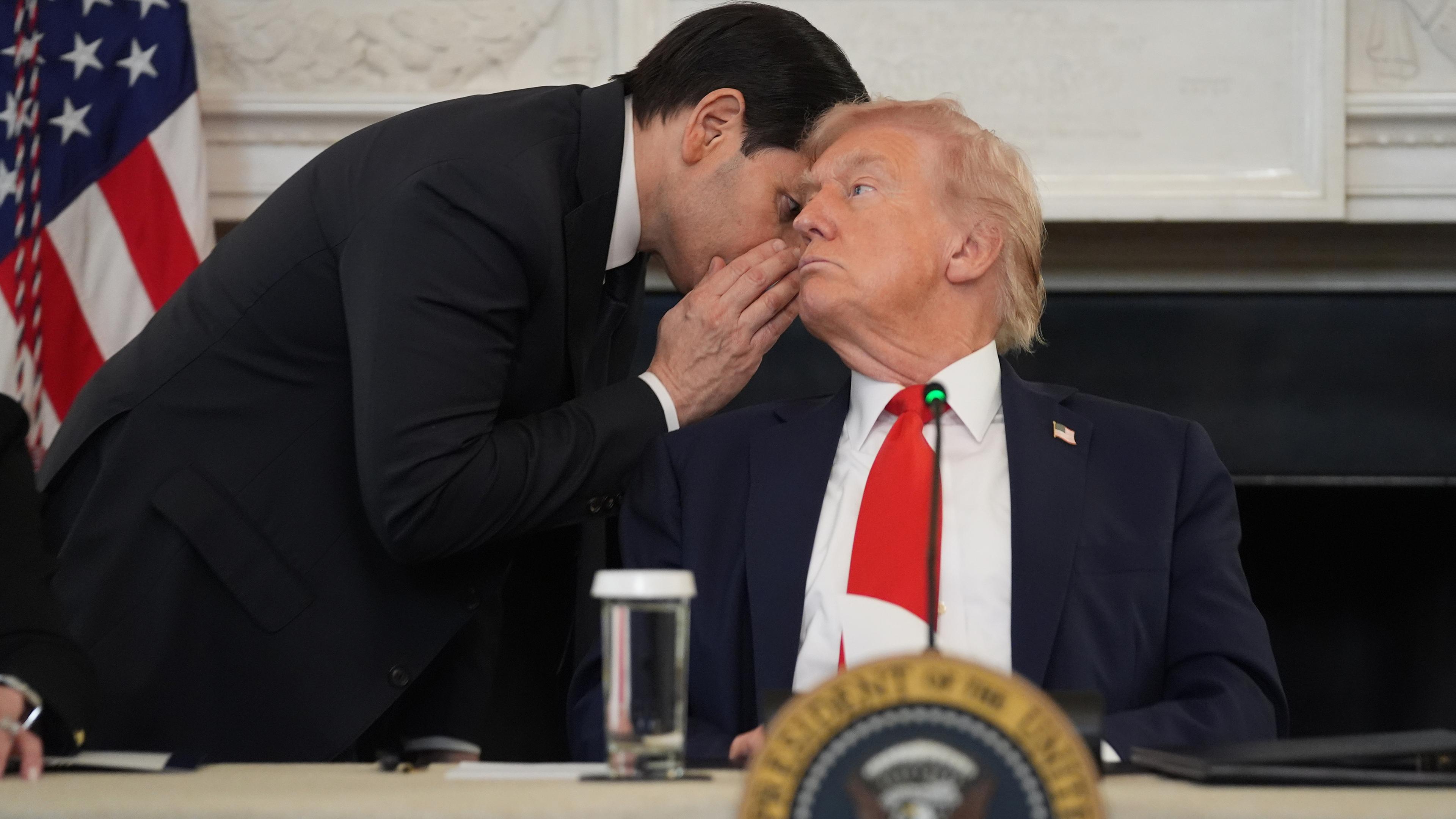 USA, Washington: US-Außenminister Marco Rubio flüstert US-Präsident Donald Trump während eines Gesprächs über die Antifa im State Dining Room im Weißen Haus zu.