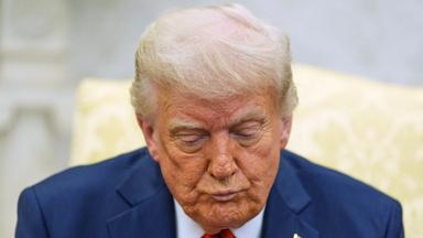 USA, Washington: US-Präsident Donald Trump im Oval Office des Weißen Hauses.