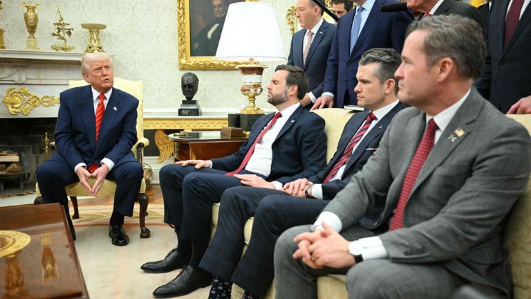 Trump mit J.D. Vance, Pete Hegseth and Mike Waltz im Oval Office.