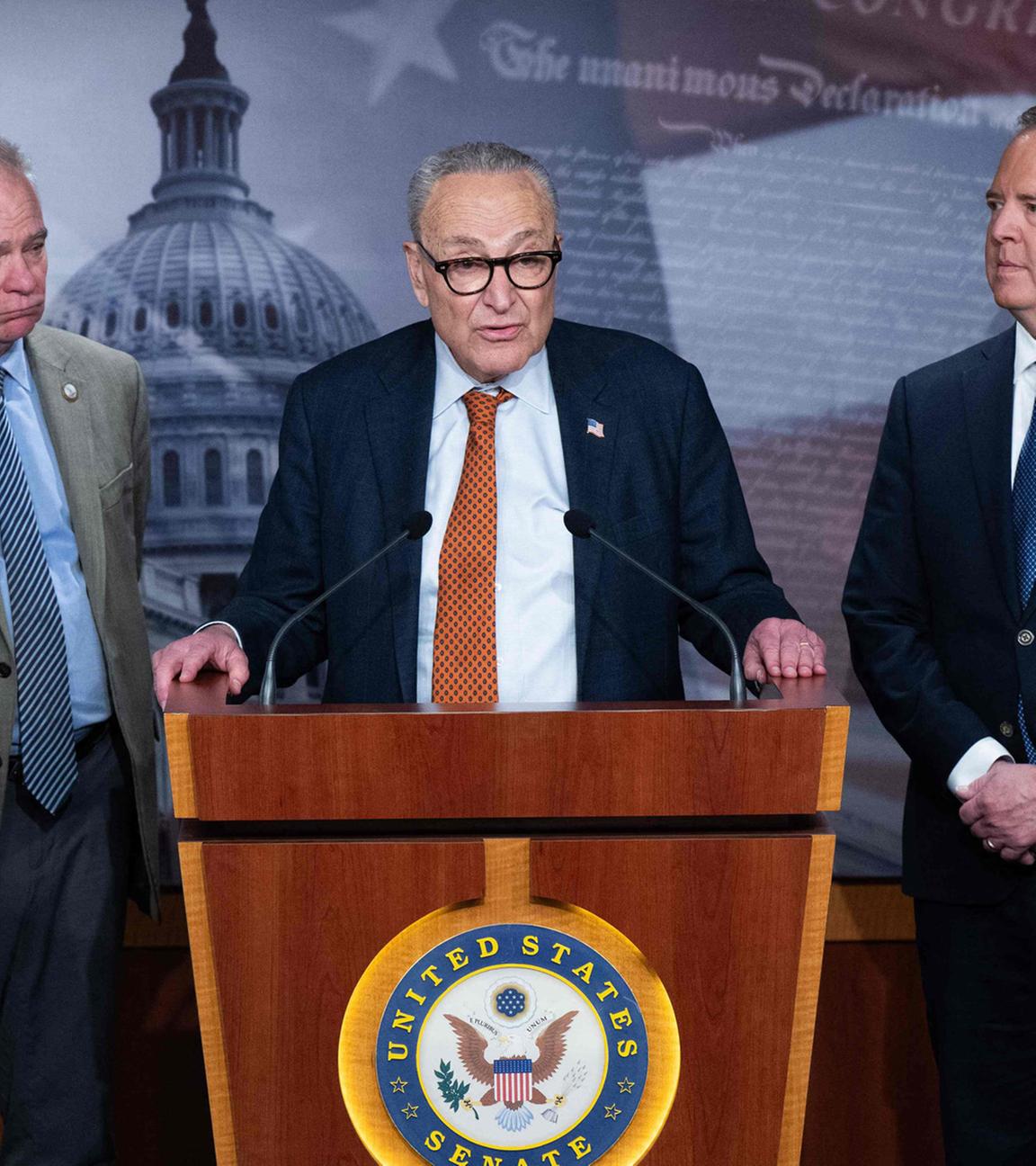 US-Senatsminderheitsführer Chuck Schumer (Mitte) spricht gemeinsam mit den Senatoren Tim Kaine (links) und Adam Schiff nach einer Abstimmung über eine War-Powers-Resolution gegen weitere US-Militäreinsätze in Venezuela.