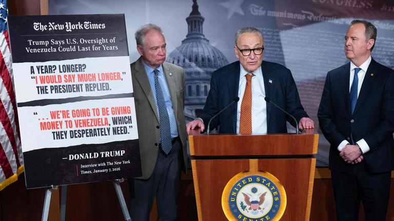 US-Senatsminderheitsführer Chuck Schumer (Mitte) spricht gemeinsam mit den Senatoren Tim Kaine (links) und Adam Schiff nach einer Abstimmung über eine War-Powers-Resolution gegen weitere US-Militäreinsätze in Venezuela.