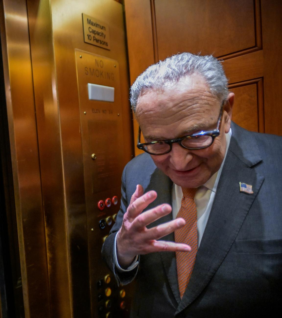 Der Minderheitsführer im Senat, Charles Schumer, betritt einen Aufzug auf dem Capitol Hill während einer Abstimmung des Senats über Kriegsbefugnisse. 