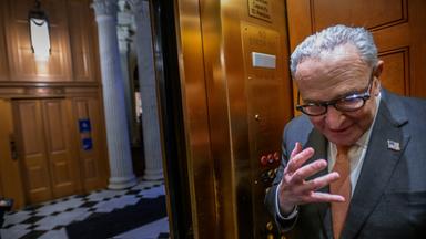 Der Minderheitsführer im Senat, Charles Schumer, betritt einen Aufzug auf dem Capitol Hill während einer Abstimmung des Senats über Kriegsbefugnisse. 
