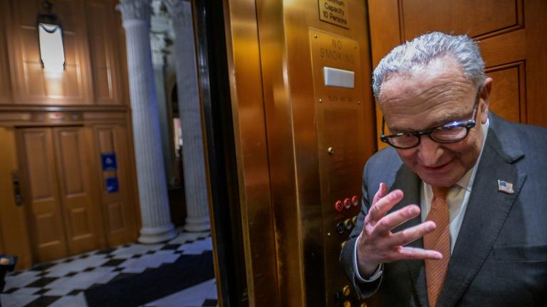 Der Minderheitsführer im Senat, Charles Schumer, betritt einen Aufzug auf dem Capitol Hill während einer Abstimmung des Senats über Kriegsbefugnisse. 