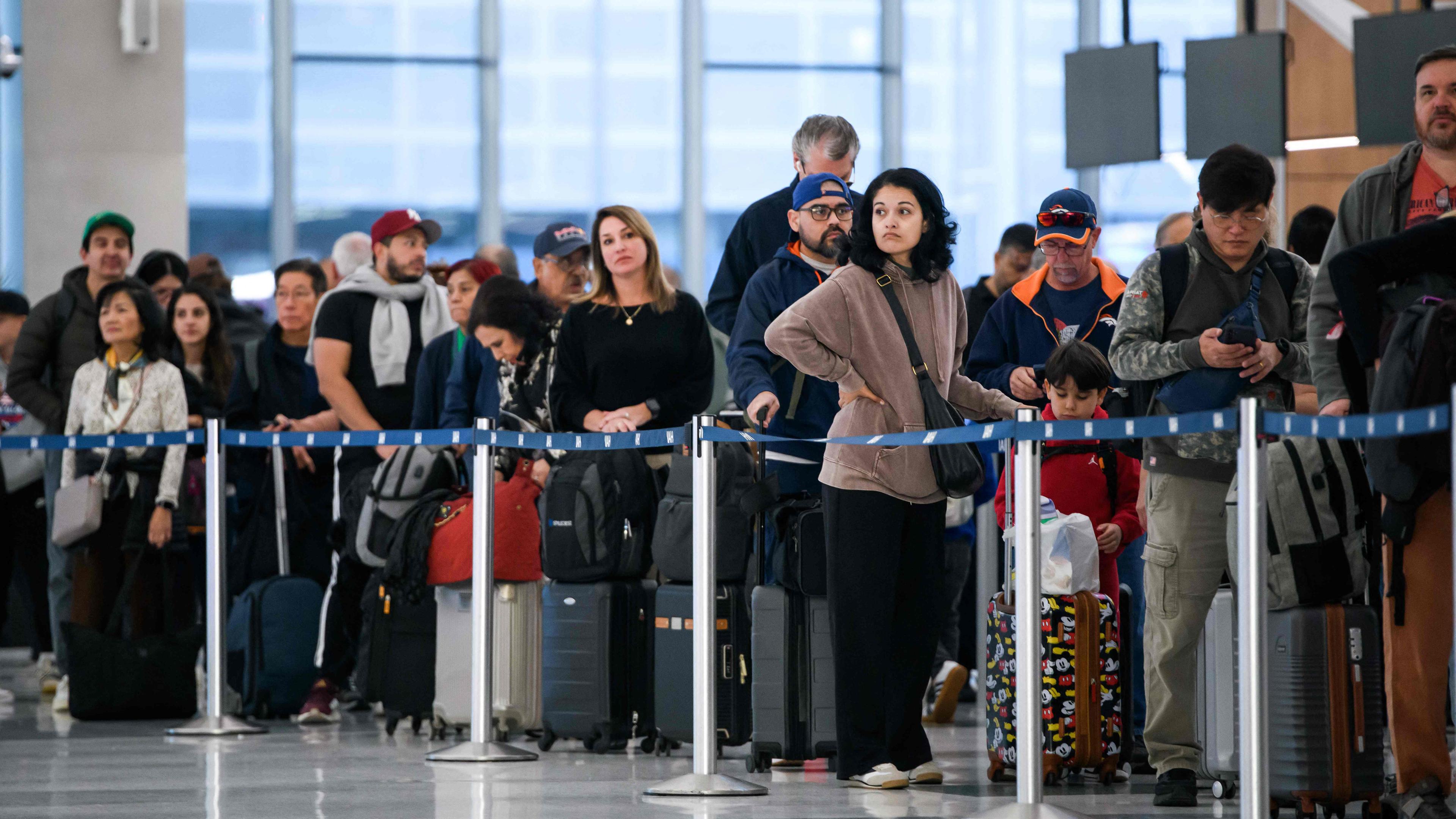 Menschen warten am 04.112025 an einer Sicherheitskontrolle am George Bush Intercontinental Airport in Houston, Texas