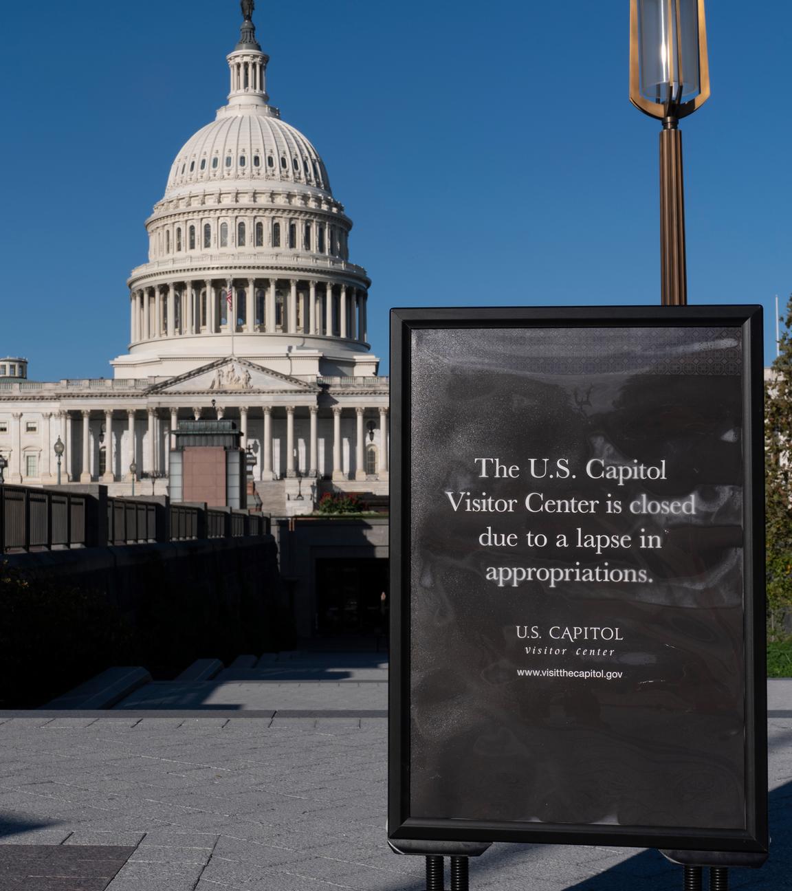 Auf einem Schild am Eingang des Capitol Visitor Center steht "Das Besucherzentrum des US-Kapitols ist wegen des Shutdown geschlossen".