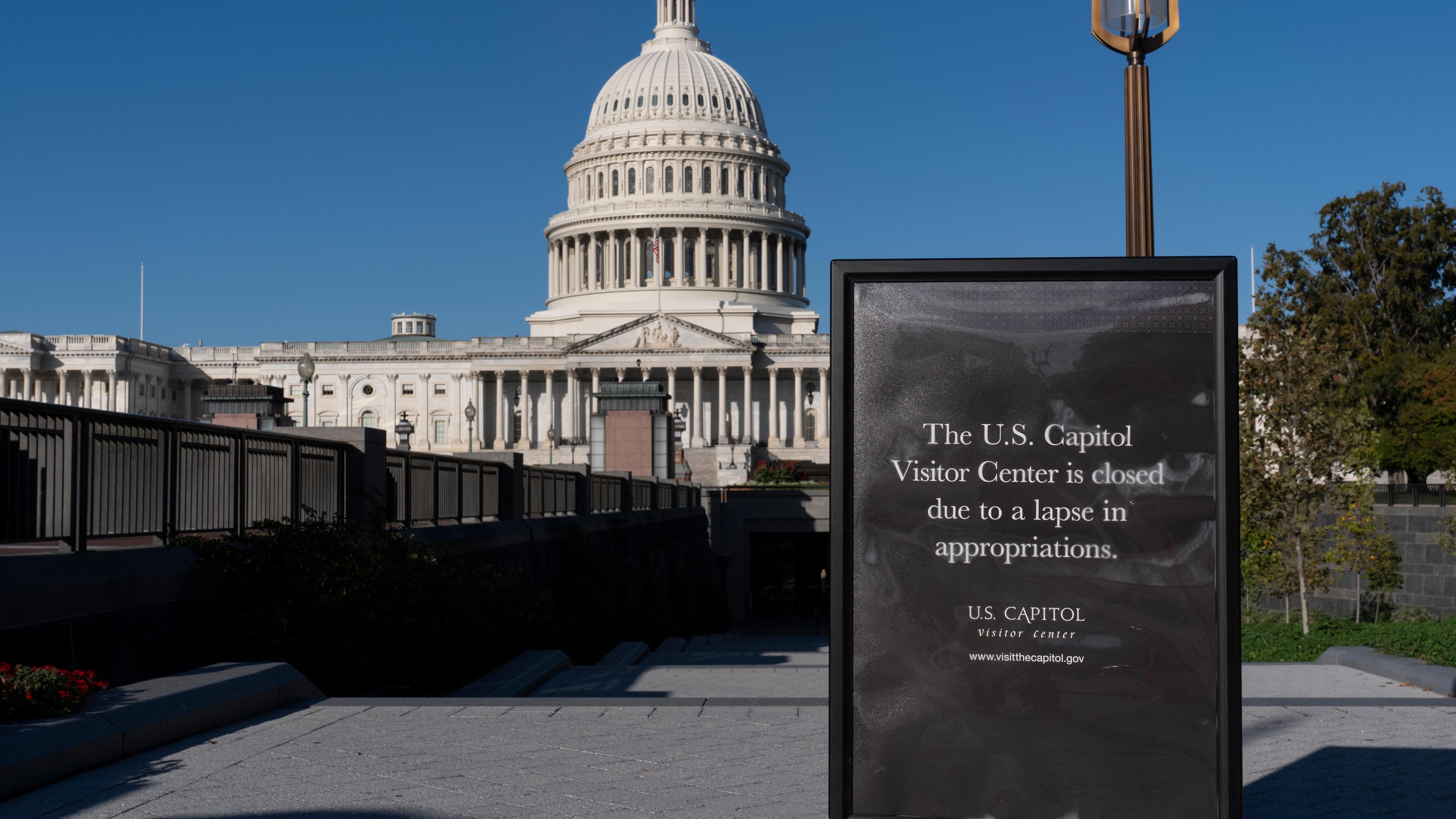 Auf einem Schild am Eingang des Capitol Visitor Center steht "Das Besucherzentrum des US-Kapitols ist wegen des Shutdown geschlossen".