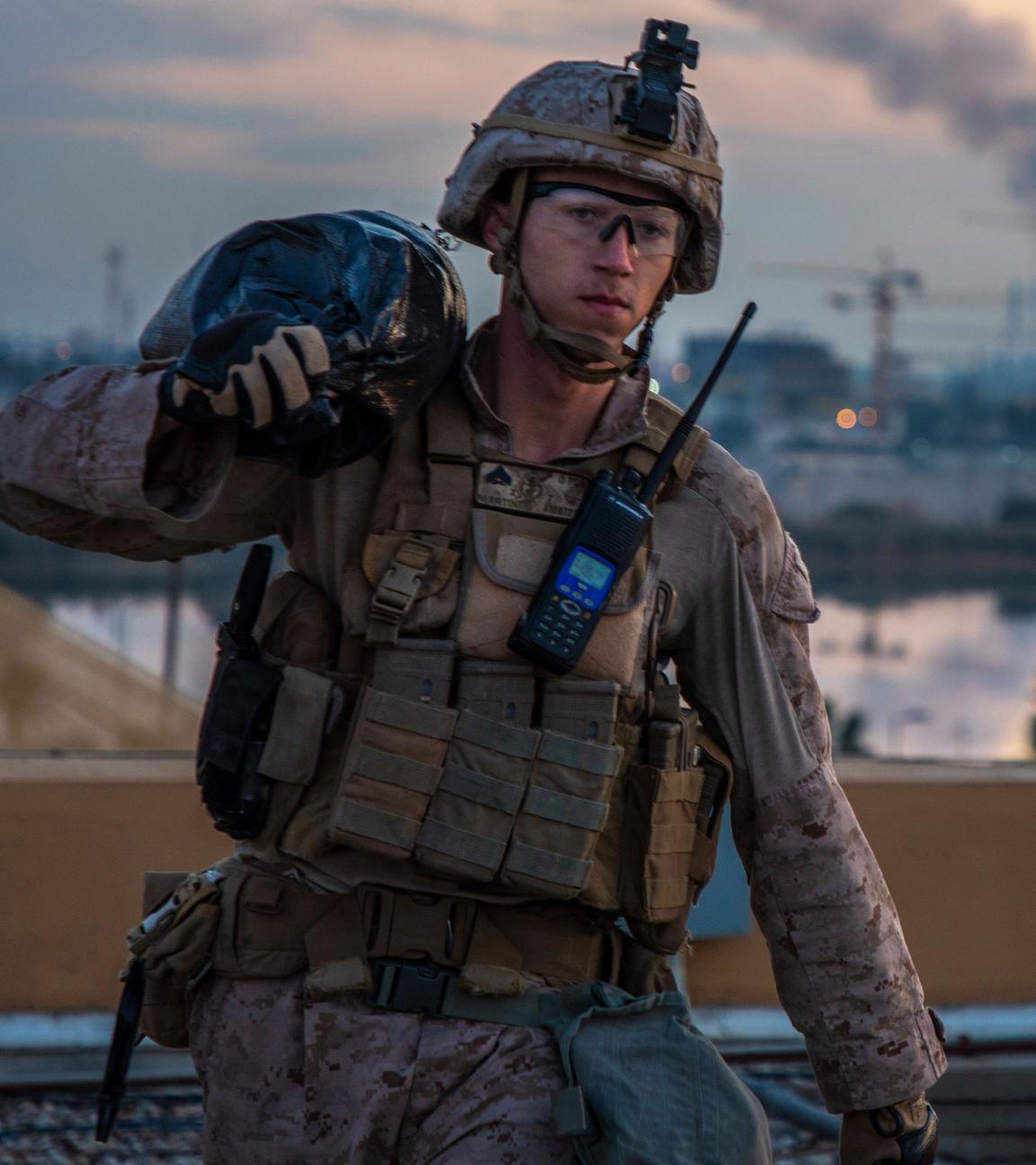 Ein Mitglied der US-Marines trägt einen Sandsack während der Verstärkung an der amerikanischen Botschaft in Bagdad im Januar 2020.