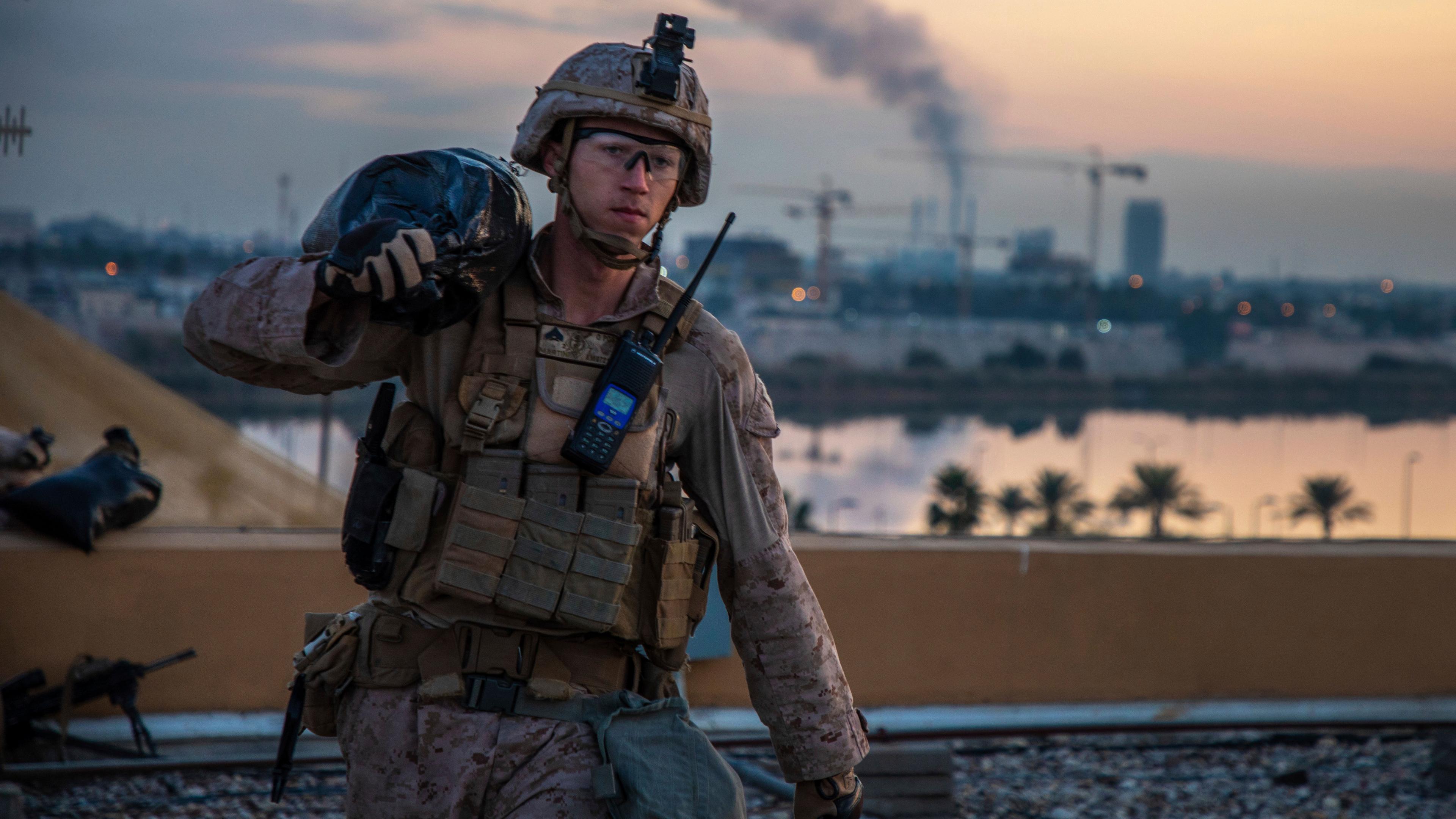 Ein Mitglied der US-Marines trägt einen Sandsack während der Verstärkung an der amerikanischen Botschaft in Bagdad im Januar 2020.