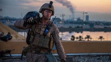 Ein Mitglied der US-Marines trägt einen Sandsack während der Verstärkung an der amerikanischen Botschaft in Bagdad im Januar 2020.