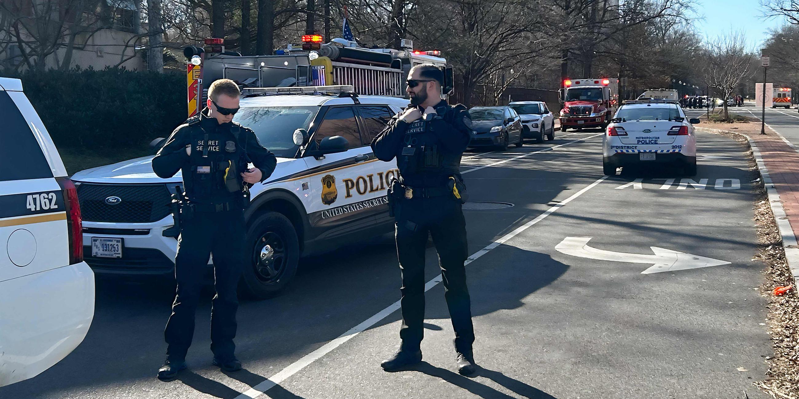 Sicherheitsbeamte blockieren den Zugang zu einer Straße, die zur israelischen Botschaft in Washington führt