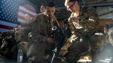 Soldaten der 82. Luftlandedivision der US-Armee reinigen ihre Waffen