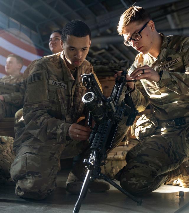 Soldaten der 82. Luftlandedivision der US-Armee reinigen ihre Waffen