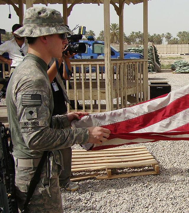 US-Soldaten falten ihre Nationalflagge bei den Vorbereitungen zum Verlassen des Militärstützpunkts Scania in Hilla, südlich von Bagdad (Irak)