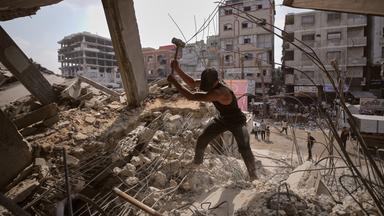 Ein Mann arbeitet zwischen Trümmern in Gaza Stadt nach israelischen Angriffen.